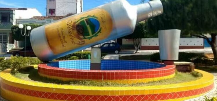 Cidade com maior nº de idosos na BA é conhecida pela produção de cachaça e tem monumento de garrafa gigante em praça