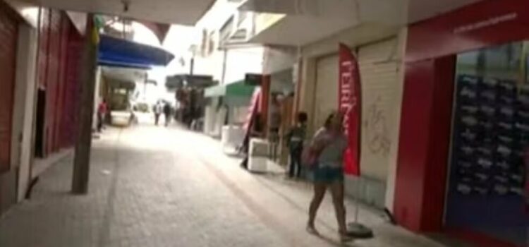 Homem é baleado no centro de Feira de Santana; vendedora de verduras foi atingida por bala perdida