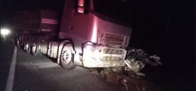 Pai e filho morrem após batidas entre dois carros e uma carreta no sudoeste da Bahia