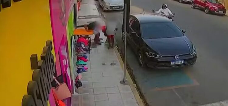 Mulher morre após ser atingida por bala perdida em rua