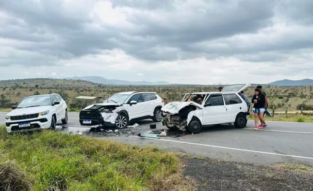 Idoso de 68 anos morre em batida entre carros no recôncavo baiano; ao menos duas pessoas ficaram feridas