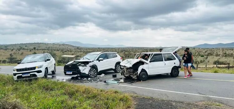 Idoso de 68 anos morre em batida entre carros no recôncavo baiano; ao menos duas pessoas ficaram feridas