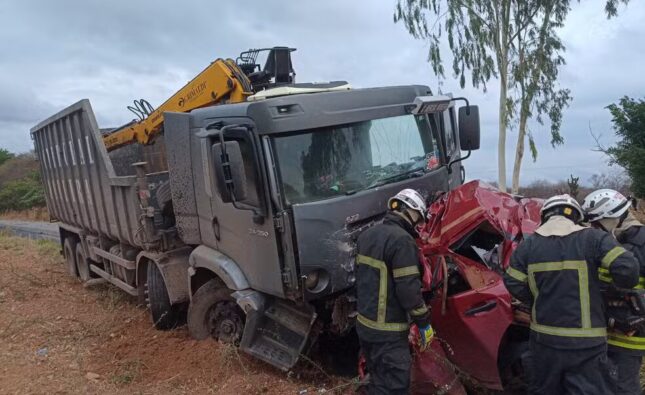 Motorista morre e parte frontal do carro é esmagada em batida na BA