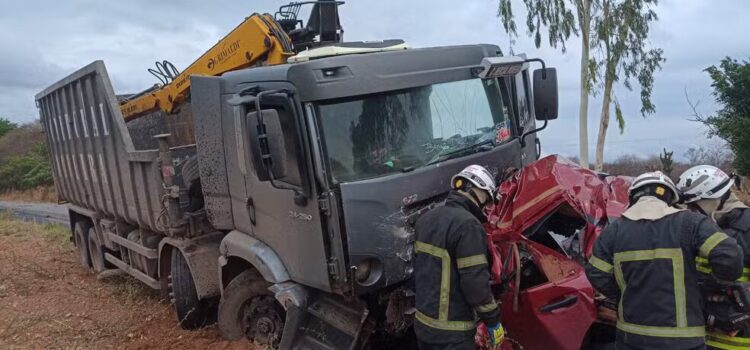 Motorista morre e parte frontal do carro é esmagada em batida na BA