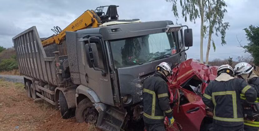 Motorista morre e parte frontal do carro é esmagada em batida na BA