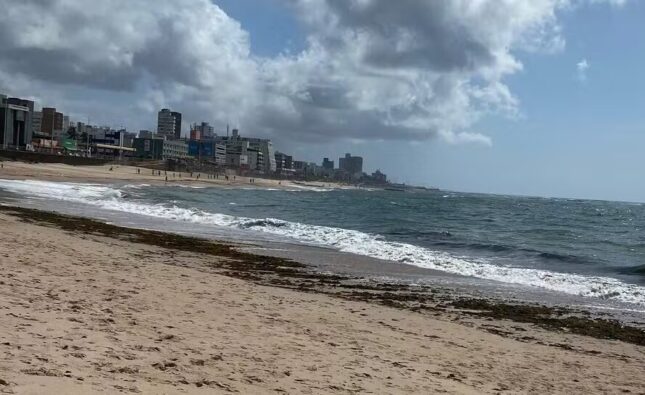 Homem morre após se afogar na praia de Amaralina, em Salvador