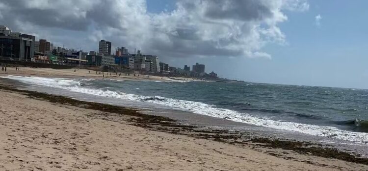 Homem morre após se afogar na praia de Amaralina, em Salvador