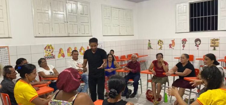 Educador viraliza ao alfabetizar alunos idosos com o forró de Luiz Gonzaga na Bahia