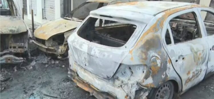 Incêndio destrói caminhonete e três carros após atingir oficina em Salvador