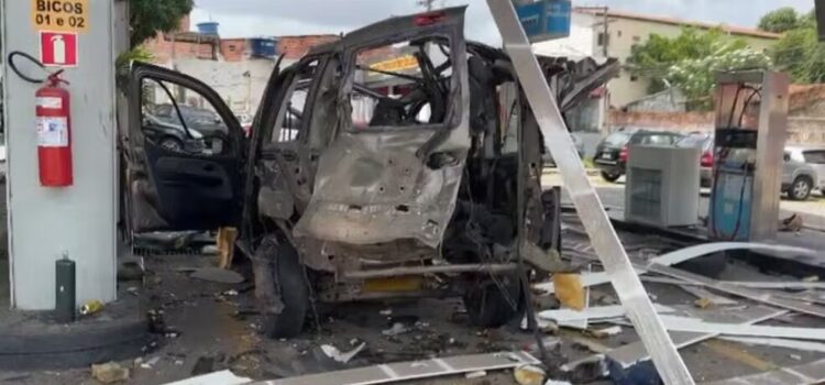 Carro fica destruído após explosão durante abastecimento de GNV na Região Metropolitana de Salvador