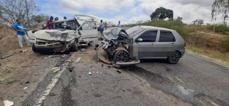 Batida entre dois carros deixa um morto e cinco feridos na Bahia; bebê de 3 meses e criança de 7 anos estão entre as vítimas