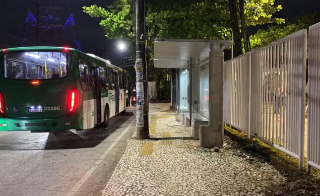 Estudante é atingida por bala perdida em ponto de ônibus perto de campus da Universidade Federal da Bahia