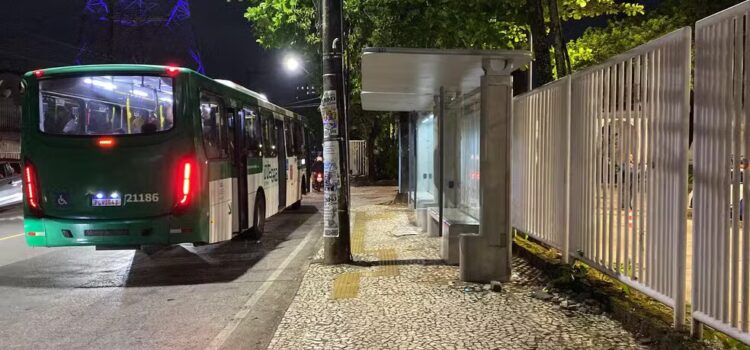 Estudante é atingida por bala perdida em ponto de ônibus perto de campus da Universidade Federal da Bahia