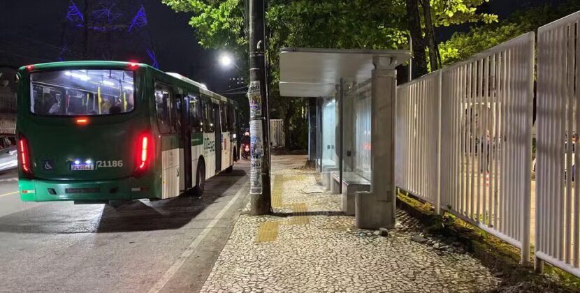 Estudante é atingida por bala perdida em ponto de ônibus perto de campus da Universidade Federal da Bahia