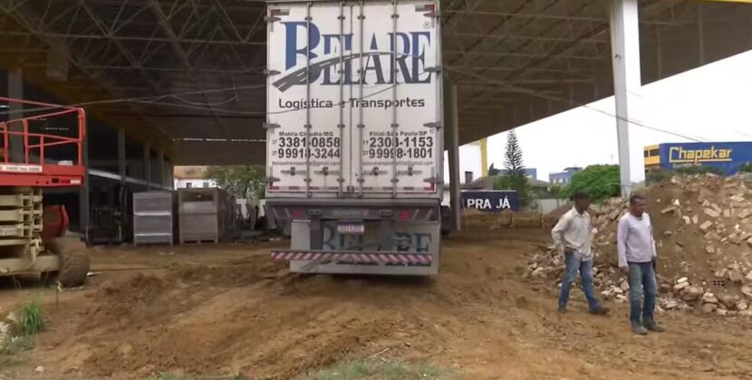 Motorista de carreta-baú perde controle da direção, veículo atinge fiação de telefonia e derruba cinco postes na Bahia