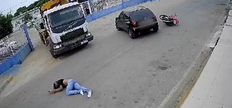 Motociclista é arremessado após batida com carro no norte da Bahia