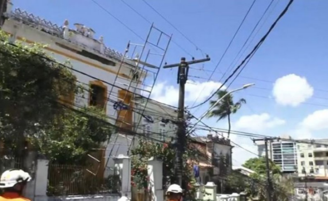 Homem é eletrocutado ao cair em cima de rede elétrica enquanto pintava fachada de casa na Bahia