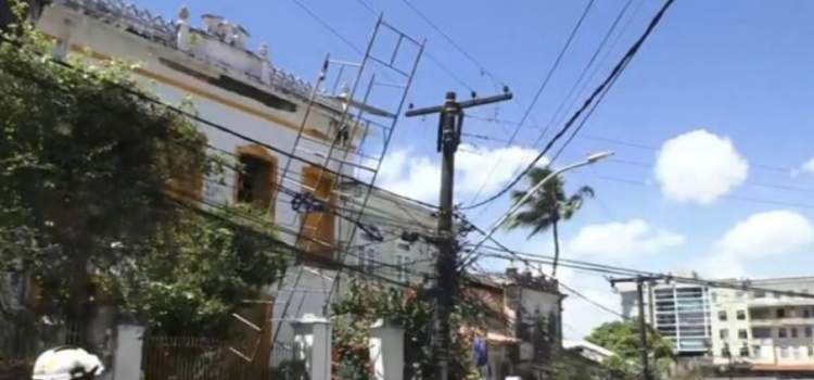 Homem é eletrocutado ao cair em cima de rede elétrica enquanto pintava fachada de casa na Bahia