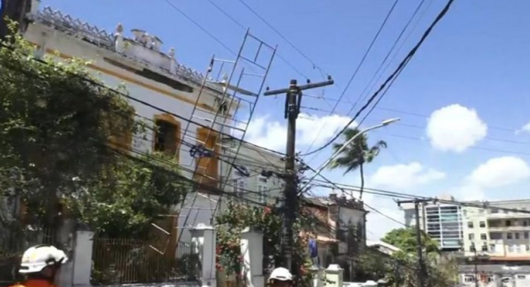 Homem é eletrocutado ao cair em cima de rede elétrica enquanto pintava fachada de casa na Bahia