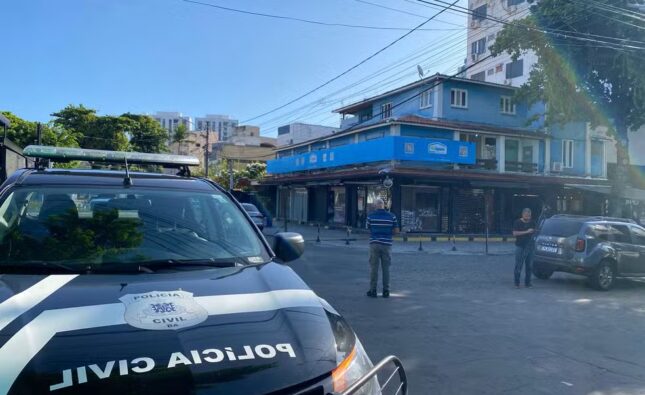 Homem é preso suspeito de atirar em garçom que tentou intervir em discussão em bar na Bahia