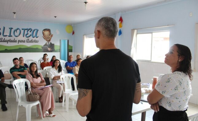 Secretário de Educação visita Instituto Família Azul