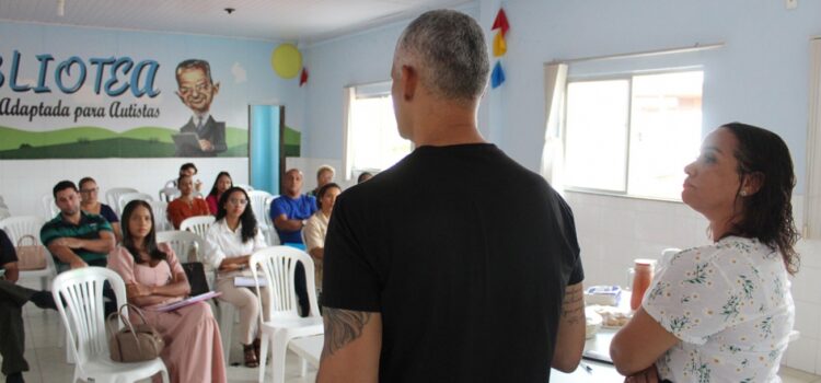 Secretário de Educação visita Instituto Família Azul