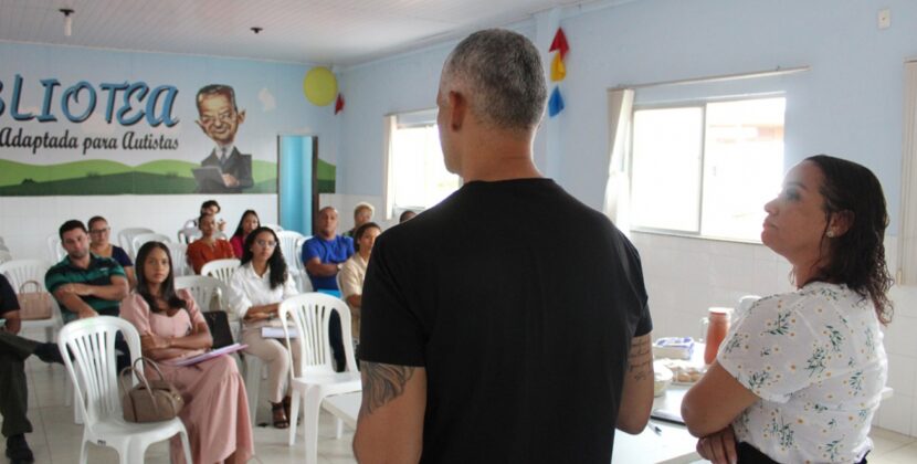 Secretário de Educação visita Instituto Família Azul