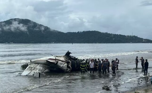 Avião com 5 pessoas explode em Ubatuba e para na praia após ultrapassar pista do aeroporto; piloto morreu