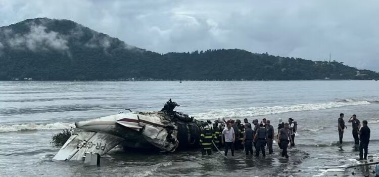 Avião com 5 pessoas explode em Ubatuba e para na praia após ultrapassar pista do aeroporto; piloto morreu