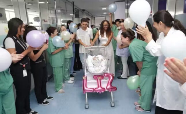 Bebê prematura, que nasceu com 420g, recebe alta de hospital com festa da equipe