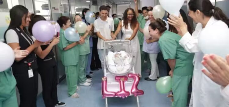 Bebê prematura, que nasceu com 420g, recebe alta de hospital com festa da equipe