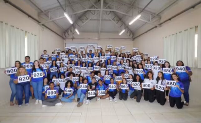 Escolas públicas postam fotos dos alunos com nota acima de 900 no Enem; “orgulho”