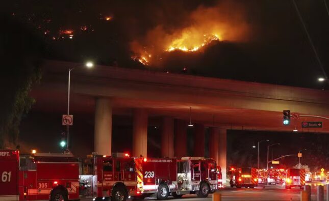 Bombeiros lutam contra novos focos de incêndio em Los Angeles