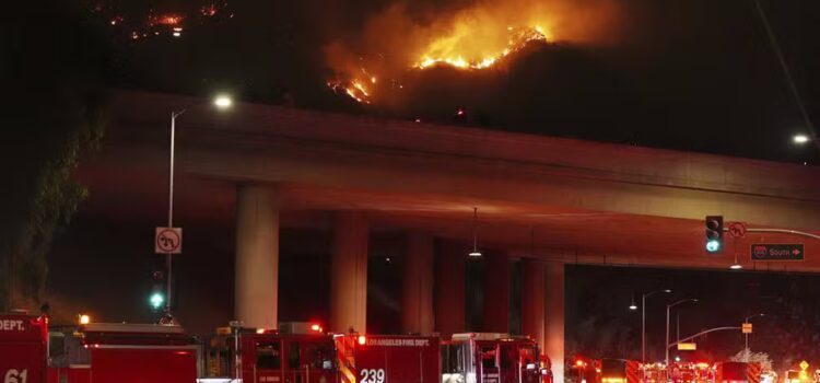 Bombeiros lutam contra novos focos de incêndio em Los Angeles