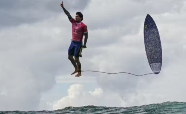 Foto de Gabriel Medina em Paris 2024 leva ‘Oscar’ da fotografia esportiva; rodou o mundo