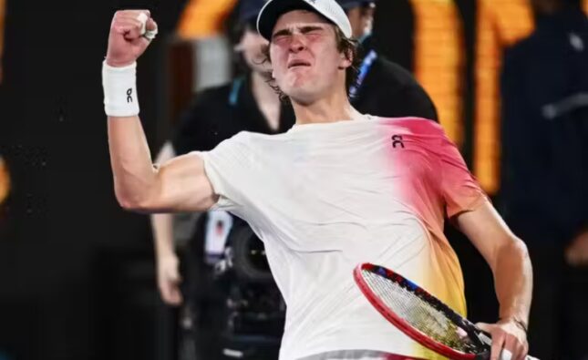 João Fonseca, 18, vence de novo e avança no Australian Open; brasileiro fenômeno