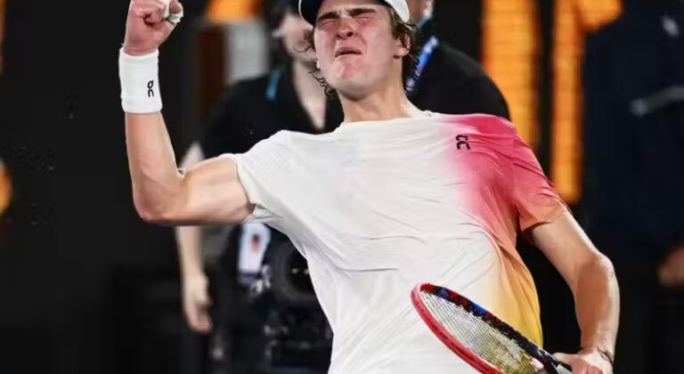 João Fonseca, 18, vence de novo e avança no Australian Open; brasileiro fenômeno