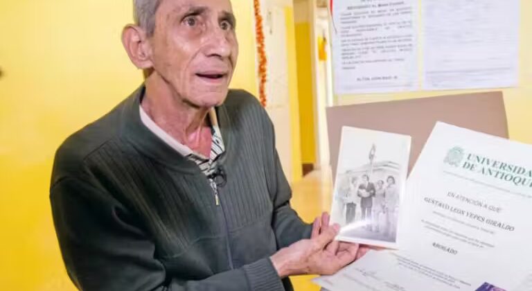 Após 25 anos em situação de rua, homem de 70 anos volta pra faculdade e se forma advogado