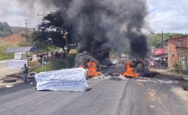 Moradores fecham uma das principais rodovias da BA em protesto após mortes de 3 pessoas; polícia segue busca por suspeito