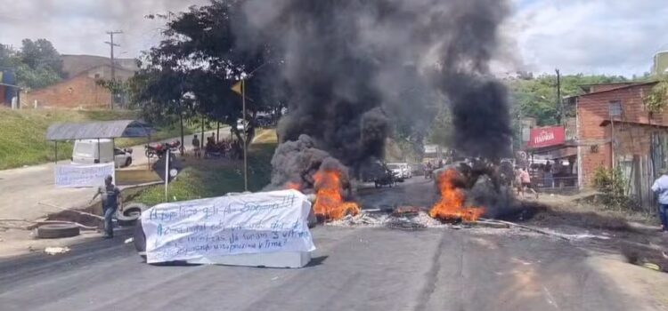 Moradores fecham uma das principais rodovias da BA em protesto após mortes de 3 pessoas; polícia segue busca por suspeito