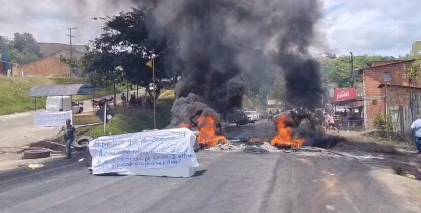 Moradores fecham uma das principais rodovias da BA em protesto após mortes de 3 pessoas; polícia segue busca por suspeito