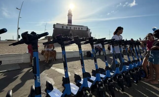 Prefeitura de Salvador anuncia início da operação de patinetes elétricos; saiba como usar