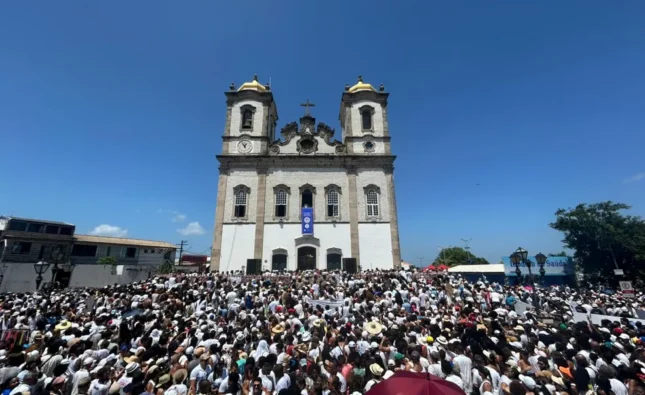 Homenagens ao Senhor do Bonfim reúnem multidão em Salvador, em mais de 6 km de caminhada