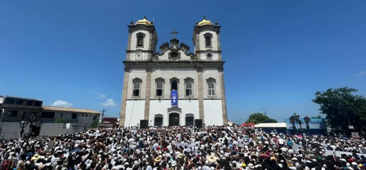 Homenagens ao Senhor do Bonfim reúnem multidão em Salvador, em mais de 6 km de caminhada