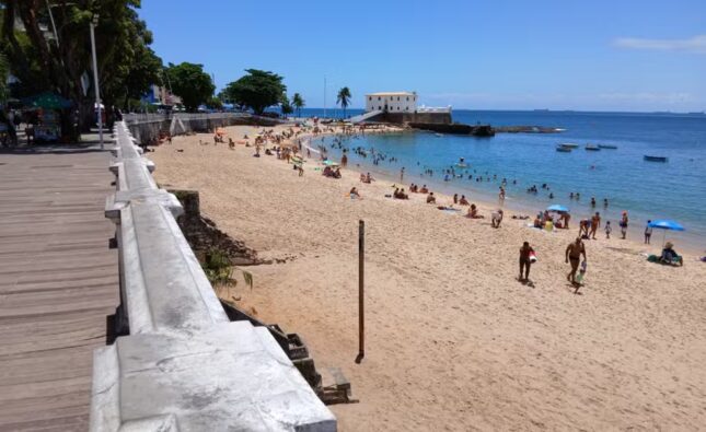 Ambulantes protestam contra novas regras e não montam cadeiras e sombreiros na praia do Porto da Barra, em Salvador