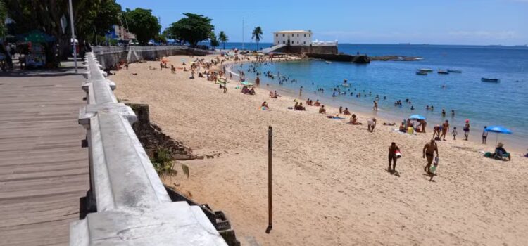 Ambulantes protestam contra novas regras e não montam cadeiras e sombreiros na praia do Porto da Barra, em Salvador