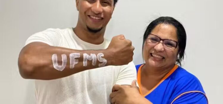 Capinador de lotes é aprovado em Medicina na UFMS; estudava de madrugada