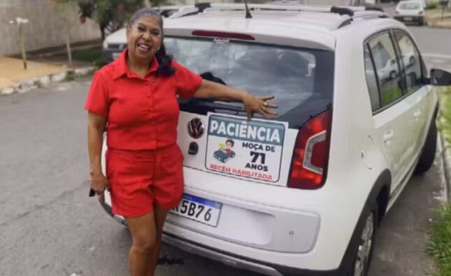 Recém habilitada, professora de 71 anos põe aviso bem humorado no carro: ‘paciência!’