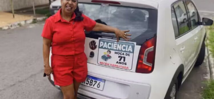 Recém habilitada, professora de 71 anos põe aviso bem humorado no carro: ‘paciência!’