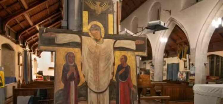 Pintura de Jesus, de 3 metros, é descoberta em celeiro após 70 anos